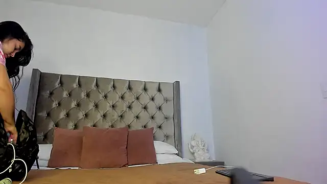 NikkiBotero online show from November 12, 2025, 10:08 am