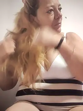 karlaanqui1 online show from June 12, 2026, 11:52 am