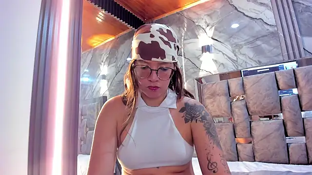 Snapshot of Samy_and_Allison chatting on February 2, 2026, 7:24 pm Samy and Allison online show from February 2, 2026, 7:24 pm