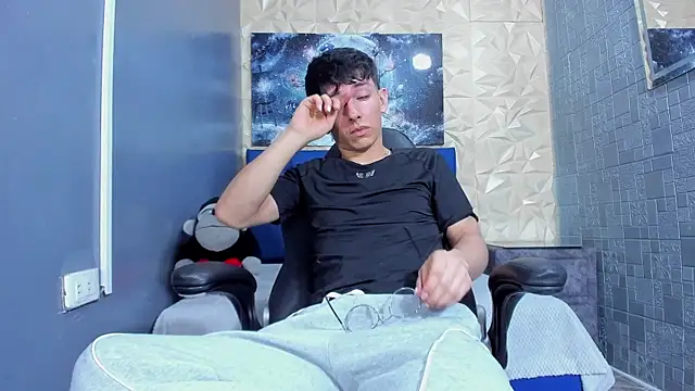 ElanGiraldo online show from May 21, 2026, 10:51 pm