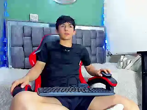 ElanGiraldo online show from April 7, 2026, 11:06 pm