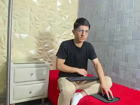 ElanGiraldo online show from February 4, 2026, 12:22 pm