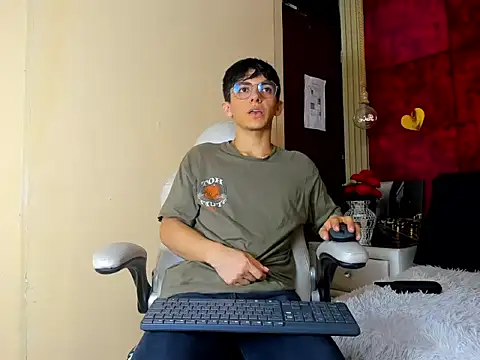 ElanGiraldo online show from February 28, 2026, 10:42 pm