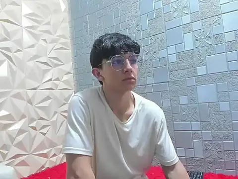 ElanGiraldo online show from January 15, 2026, 11:52 pm