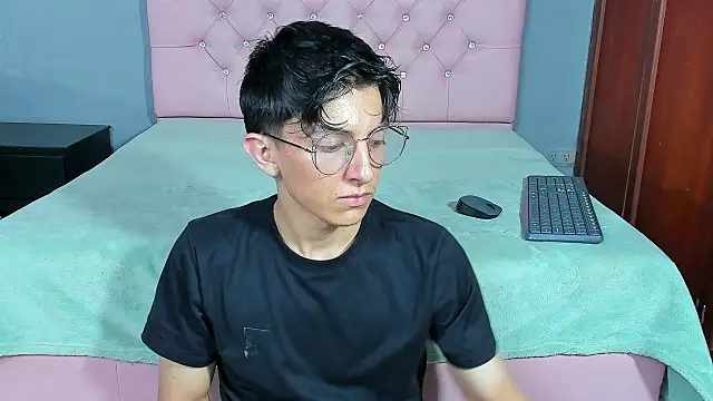 ElanGiraldo online show from January 5, 2026, 11:41 pm