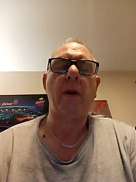 andy-1961 online show from November 18, 2025, 11:37 pm