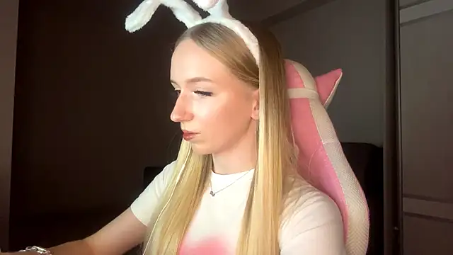 LaceDream online show from November 26, 2025, 5:02 pm