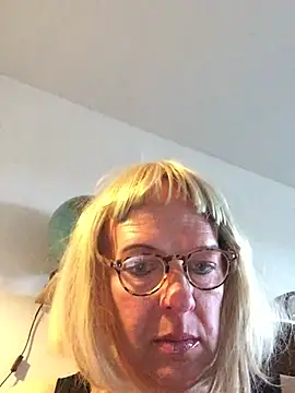 simone xdressing online show from April 12, 2026, 6:00 pm