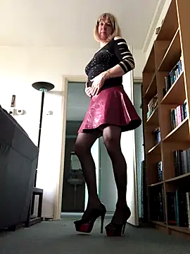 Snapshot of simone_xdressing chatting on October 12, 2025, 9:10 am simone xdressing online show from October 12, 2025, 9:10 am