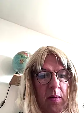 simone xdressing online show from November 26, 2025, 2:17 pm