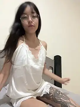 liakralll online show from November 12, 2025, 3:10 am