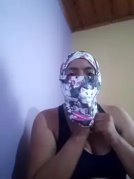 camilasuluaga online show from November 17, 2025, 9:19 pm