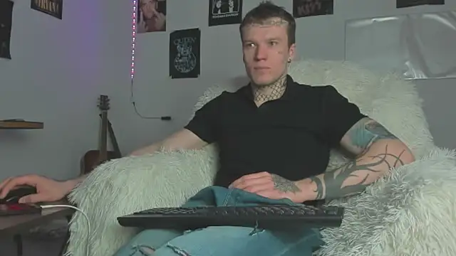 Huntall77 online show from April 9, 2026, 3:52 am