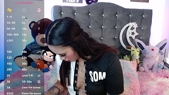 lunabritton1 online show from April 14, 2026, 3:33 am