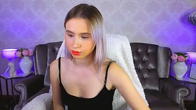 Snapshot of YourMoneyBossNikki chatting on November 16, 2025, 2:33 pm YourMoneyBossNikki online show from November 16, 2025, 2:33 pm