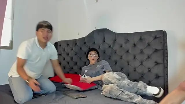 3guy3 online show from November 13, 2025, 7:29 pm