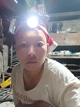 girl-hot2x online show from April 29, 2026, 10:27 pm