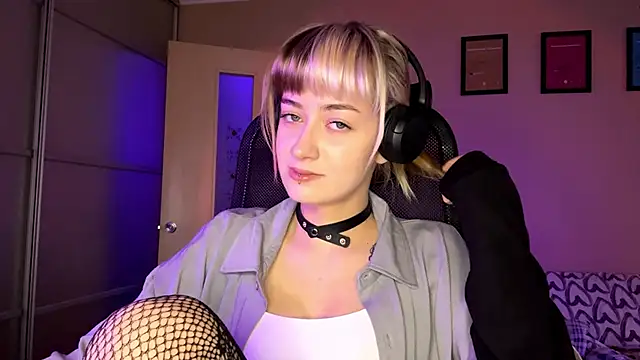 EmilySkyline online show from November 20, 2025, 8:04 am