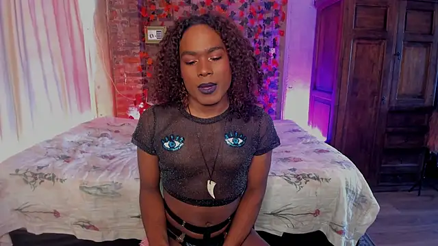 Snapshot of LaGoldenBitch chatting on December 17, 2025, 4:12 pm LaGoldenBitch online show from December 17, 2025, 4:12 pm