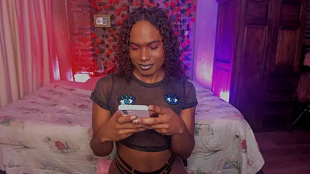 Snapshot of LaGoldenBitch chatting on December 17, 2025, 1:43 am LaGoldenBitch online show from December 17, 2025, 1:43 am