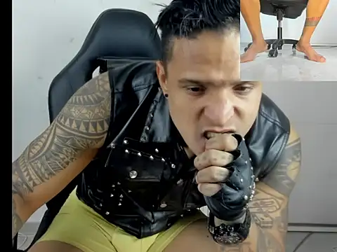 Snapshot of master_leather chatting on March 2, 2026, 12:44 am master leather online show from March 2, 2026, 12:44 am