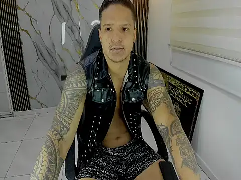 Snapshot of master_leather chatting on April 27, 2026, 11:36 pm master leather online show from April 27, 2026, 11:36 pm