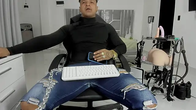 Snapshot of master_leather chatting on May 20, 2026, 9:34 pm master leather online show from May 20, 2026, 9:34 pm