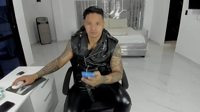 Snapshot of master_leather chatting on April 27, 2026, 5:05 am master leather online show from April 27, 2026, 5:05 am
