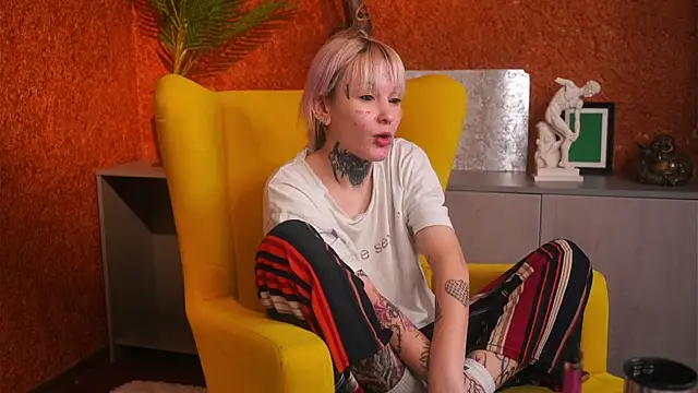 IsauraGarratt online show from November 14, 2025, 11:03 am