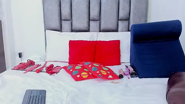 sarahhernandez online show from December 18, 2025, 2:32 pm