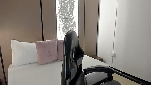 cloee20  online show from December 20, 2025, 2:25 am