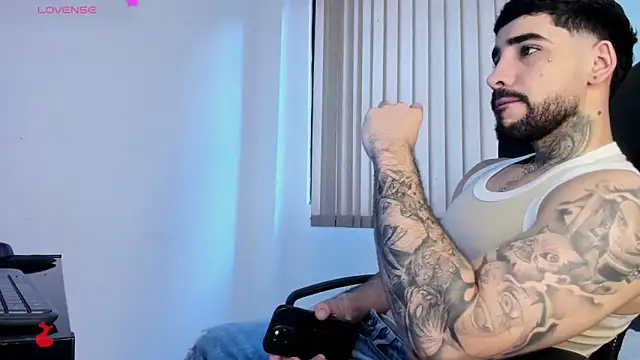 Ianalvarez online show from November 25, 2025, 9:04 pm