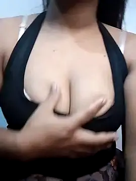 YuCii2k1 online show from November 17, 2025, 7:12 am