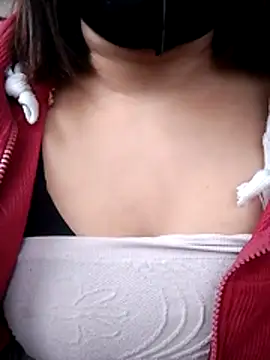 YuCii2k1 online show from November 18, 2025, 8:39 am