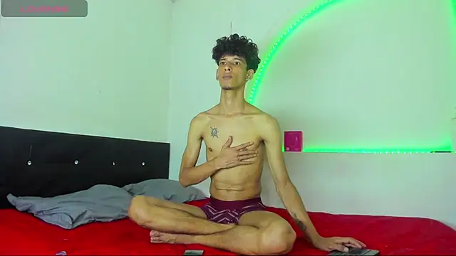 kaiborman00 online show from April 12, 2026, 3:21 am