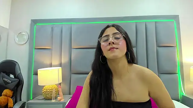 LuisaFranco online show from November 26, 2025, 3:39 am