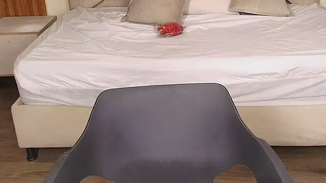 Laracooper  online show from March 4, 2026, 7:43 pm