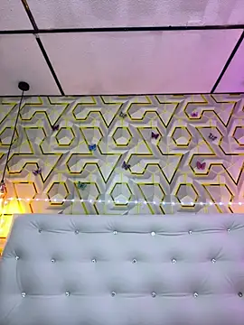 MelanyyJhonson15 online show from April 2, 2026, 2:52 am