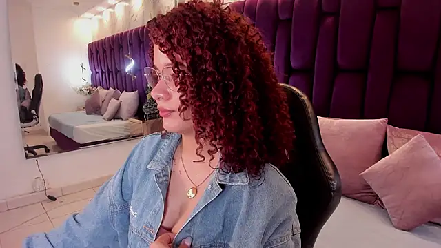 avrilwaynee online show from December 15, 2025, 11:38 am