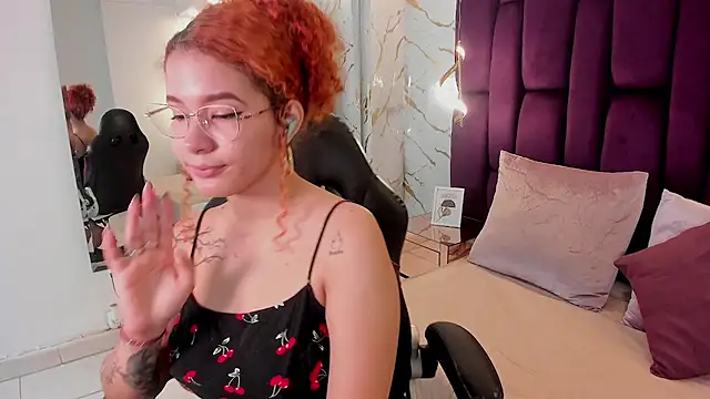 avrilwaynee online show from November 18, 2025, 1:03 pm