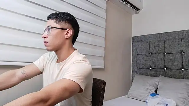 Chrix Velez online show from November 17, 2025, 7:40 pm