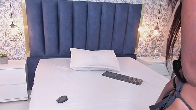 Naomi Lynn online show from December 2, 2025, 7:59 pm