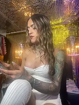 PAULAWIMD online show from November 18, 2025, 3:32 am