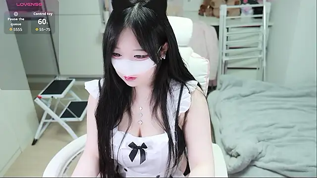 kimhyeona2005 online show from April 2, 2026, 12:01 pm