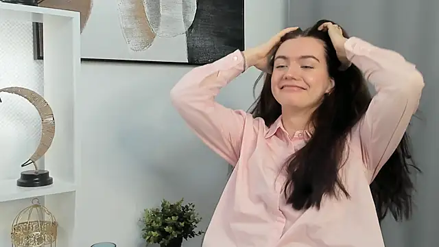 LoraGeraghty online show from November 14, 2025, 7:45 am