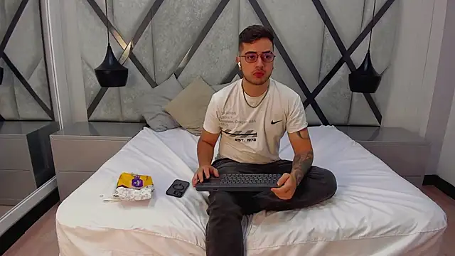 Ethan Greys online show from January 14, 2026, 11:30 pm