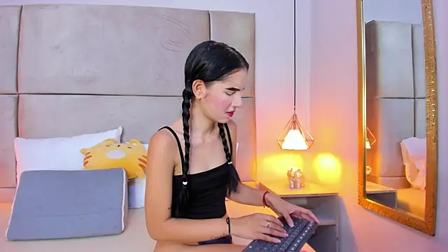 Snapshot of angelaG1 chatting on December 3, 2025, 8:30 pm angelaG1 online show from December 3, 2025, 8:30 pm