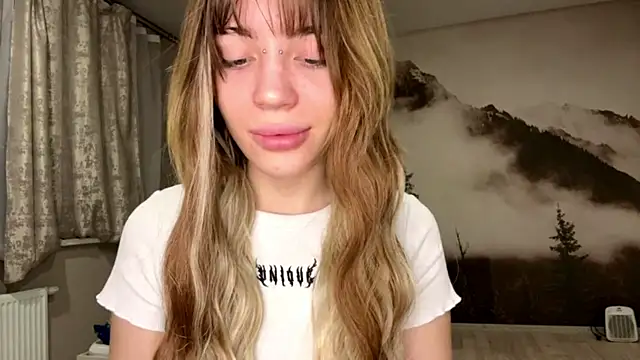 MelaineAytes online show from December 14, 2025, 1:06 pm