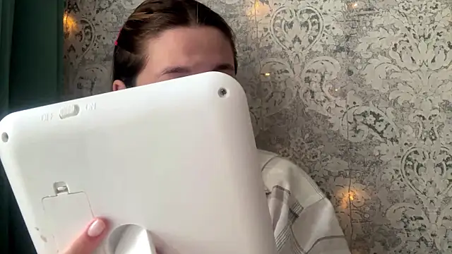 Emily lyy online show from December 3, 2025, 9:20 am