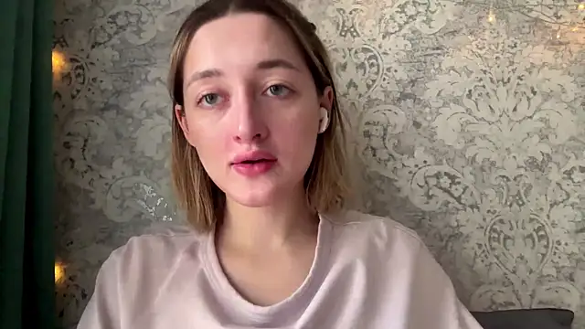 Emily lyy online show from December 2, 2025, 9:33 am